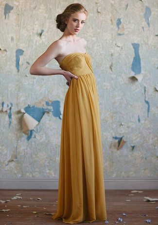 Come indossare e abbinare un abito da sera dorato: Punta su un abito da sera dorato per trovarti sotto i riflettori.