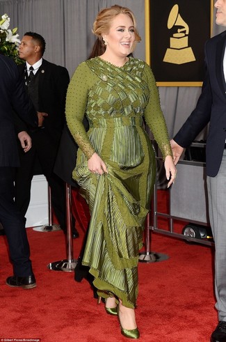 Look di Adele: Abito da sera verde oliva, Décolleté di raso verde oliva