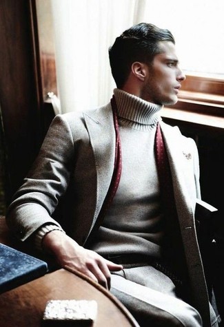 Come indossare e abbinare una sciarpa rossa per un uomo di 30 anni in autunno 2024 in modo formale: Opta per un abito di lana grigio e una sciarpa rossa per un look raffinato per il tempo libero. Ecco un look autunnale che non deve mancare per questo autunno.