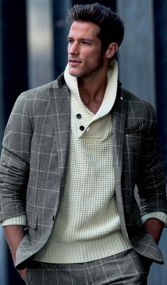Look alla moda per uomo: Abito di lana a quadri grigio, Maglione con collo a scialle lavorato a maglia beige, Fazzoletto da taschino a pois nero e bianco