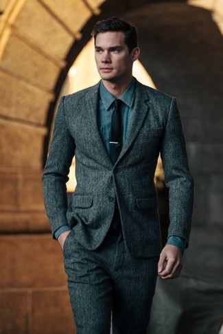 Come indossare e abbinare un abito di lana grigio per un uomo di 30 anni: Abbina un abito di lana grigio con una camicia di jeans blu per un look elegante e alla moda.
