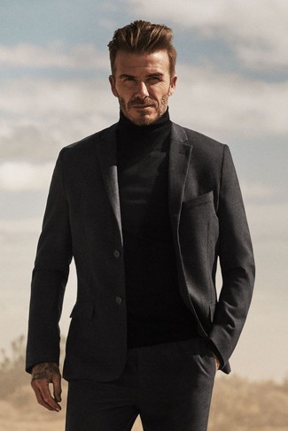 Come indossare e abbinare un abito di lana grigio in modo formale: Abbina un abito di lana grigio con un dolcevita nero per un look elegante e di classe.