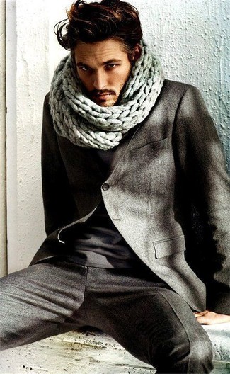 Come indossare e abbinare una sciarpa grigia per un uomo di 30 anni quando fa caldo in modo smart-casual: Prova ad abbinare un abito di lana grigio scuro con una sciarpa grigia per vestirti casual.