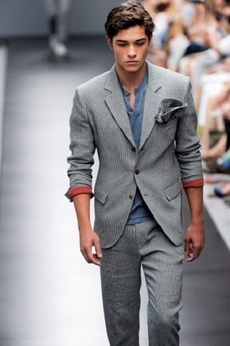 Come indossare e abbinare un fazzoletto da taschino per un uomo di 20 anni in modo smart-casual: Indossa un abito di lana grigio con un fazzoletto da taschino per un look trendy e alla mano.