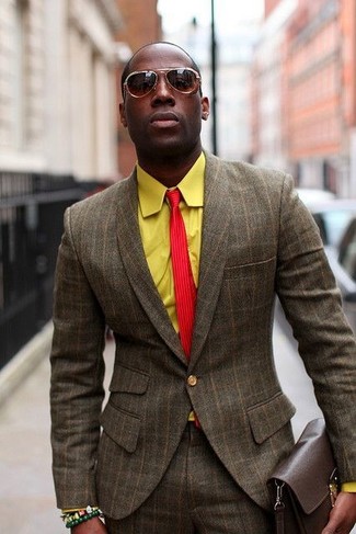 Look alla moda per uomo: Abito di lana a quadri marrone, Camicia a maniche lunghe gialla, Cravatta a righe verticali rossa