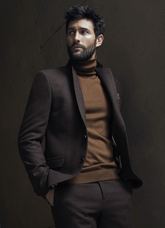 Come indossare e abbinare un abito di lana marrone: Prova ad abbinare un abito di lana marrone con un dolcevita marrone come un vero gentiluomo.