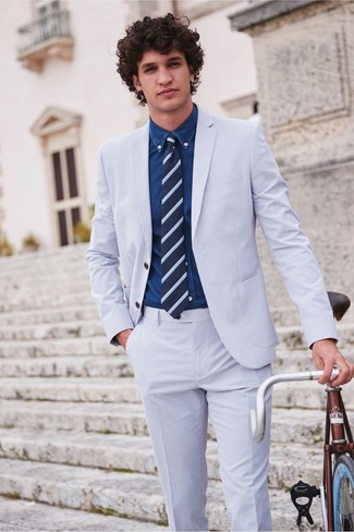 Come indossare e abbinare una cravatta a righe orizzontali blu scuro e bianca per un uomo di 30 anni: Abbina un abito di seersucker azzurro con una cravatta a righe orizzontali blu scuro e bianca come un vero gentiluomo.