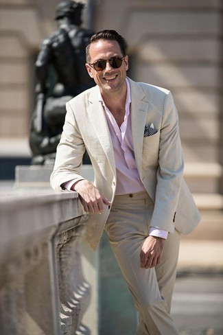 Look alla moda per uomo: Abito di seersucker beige, Camicia a maniche lunghe rosa, Fazzoletto da taschino stampato blu scuro