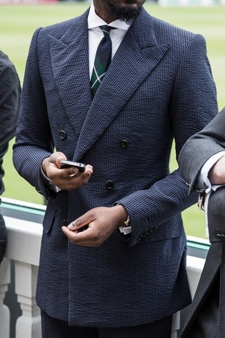 Look alla moda per uomo: Abito di seersucker blu scuro, Camicia elegante bianca, Cravatta scozzese verde scuro