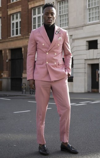 Come indossare e abbinare un abito rosa in primavera 2025: Indossa un abito rosa e un dolcevita nero come un vero gentiluomo. Mocassini con nappine in pelle neri sono una valida scelta per completare il look. Un outfit stupendo per essere più cool e alla moda anche in questi mesi primaverili.
