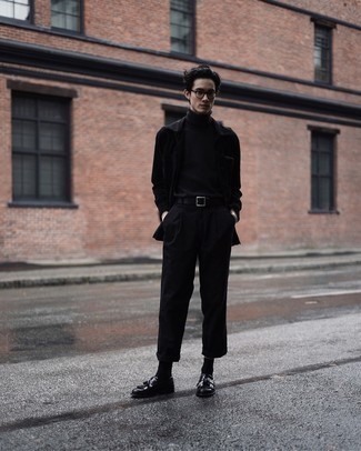 Quale mocassini eleganti indossare con un dolcevita nero: Potresti combinare un dolcevita nero con un abito nero per essere sofisticato e di classe. Mocassini eleganti sono una splendida scelta per completare il look.