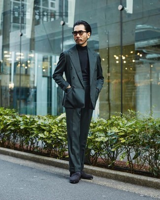 Come indossare e abbinare mocassini eleganti in modo formale: Prova a combinare un abito verde scuro con un dolcevita nero come un vero gentiluomo. Mocassini eleganti sono una splendida scelta per completare il look.