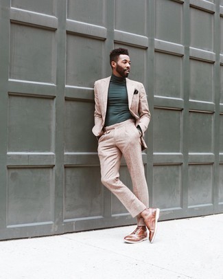 Quale scarpe brogue indossare con un abito marrone chiaro: Coniuga un abito marrone chiaro con un dolcevita verde scuro per essere sofisticato e di classe. Scarpe brogue sono una interessante scelta per completare il look.