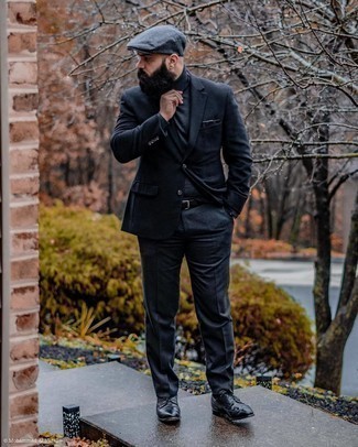 Quale scarpe brogue indossare con un abito grigio scuro per un uomo di 30 anni quando fa caldo: Metti un abito grigio scuro e un dolcevita grigio scuro per essere sofisticato e di classe. Scarpe brogue sono una gradevolissima scelta per completare il look.
