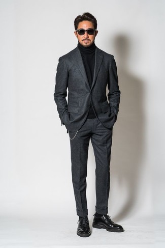 Come indossare e abbinare un abito di lana grigio scuro in autunno 2024: Potresti abbinare un abito di lana grigio scuro con un dolcevita nero come un vero gentiluomo. Perfeziona questo look con un paio di scarpe derby in pelle nere. Questo è l'outfit ideale per i mesi autunnali.