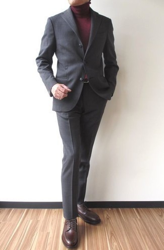Moda uomo anni 40 in modo formale: Scegli un abito grigio scuro e un dolcevita bordeaux per un look elegante e di classe. Scarpe derby in pelle marrone scuro sono una valida scelta per completare il look.