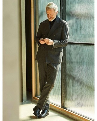 Quale scarpe monk indossare con un dolcevita nero per un uomo di 50 anni in autunno 2024: Potresti abbinare un dolcevita nero con un abito di lana verde scuro come un vero gentiluomo. Scarpe monk sono una buona scelta per completare il look. Una splendida idea per un look autunnale!