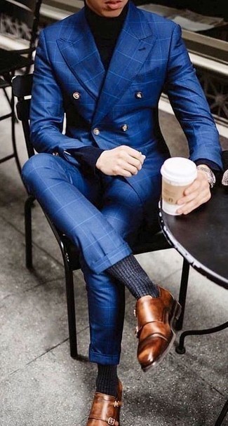 Come indossare e abbinare un abito blu con scarpe double monk in pelle terracotta per un uomo di 30 anni: Abbina un abito blu con un dolcevita nero per un drink dopo il lavoro. Scarpe double monk in pelle terracotta sono una valida scelta per completare il look.