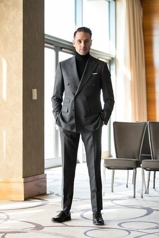 Quale scarpe oxford indossare con un abito grigio quando fa caldo in modo formale: Abbina un abito grigio con un dolcevita nero per un look elegante e di classe. Scegli uno stile classico per le calzature e scegli un paio di scarpe oxford.