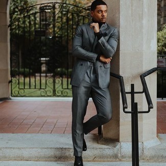 Come indossare e abbinare un abito con scarpe oxford: Mostra il tuo stile in un abito con un dolcevita nero come un vero gentiluomo. Prova con un paio di scarpe oxford per dare un tocco classico al completo.