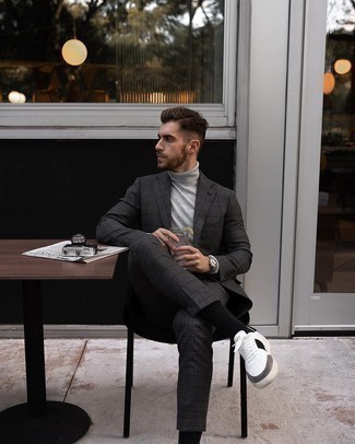 Come indossare e abbinare calzini neri per un uomo di 30 anni: Vestiti con un abito scozzese grigio scuro e calzini neri per affrontare con facilità la tua giornata. Sneakers basse in pelle bianche e nere sono una eccellente scelta per completare il look.