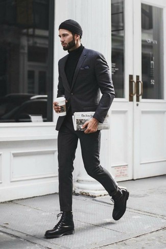 Quale abito indossare con stivali casual neri: Distinguiti anche negli ambienti più alla moda con un abito e un dolcevita nero. Per un look più rilassato, opta per un paio di stivali casual neri.