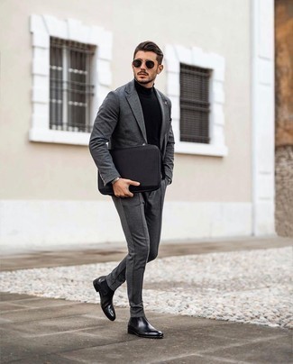 Come indossare e abbinare un dolcevita nero con un abito grigio: Coniuga un abito grigio con un dolcevita nero per un look elegante e di classe. Stivali chelsea in pelle neri sono una buona scelta per completare il look.