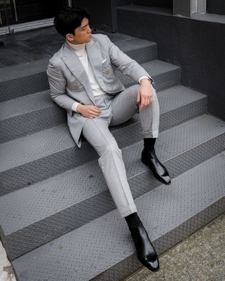 Come indossare e abbinare stivali neri in modo formale: Punta su un abito grigio e un dolcevita bianco per un look elegante e di classe. Per un look più rilassato, scegli un paio di stivali neri.