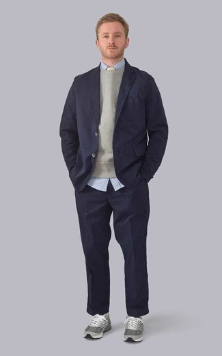 Come indossare e abbinare una cravatta beige: Mostra il tuo stile in un abito blu scuro con una cravatta beige per un look elegante e di classe. Vuoi osare? Completa il tuo look con un paio di scarpe sportive grigie.