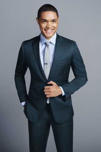 Look di Trevor Noah: Abito foglia di tè, Camicia elegante azzurra, Cravatta grigia