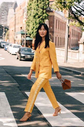 Trend da donna 2024 quando fa caldo in modo formale: Punta su un abito giallo per una silhouette classica e raffinata Rifinisci questo look con un paio di sandali con tacco in pelle gialli.