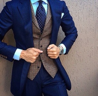 Come indossare e abbinare una cravatta a pois blu scuro quando fa caldo: Combina un abito blu scuro con una cravatta a pois blu scuro per una silhouette classica e raffinata
