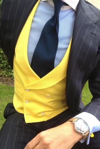 Look alla moda per uomo: Abito a righe verticali nero, Gilet giallo, Camicia elegante azzurra, Cravatta blu scuro