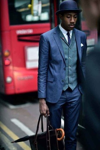 Come indossare e abbinare una cravatta blu scuro per un uomo di 30 anni quando fa caldo in modo formale: Scegli un abito blu scuro e una cravatta blu scuro per essere sofisticato e di classe.