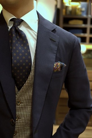 Come indossare e abbinare una cravatta a pois blu in modo formale: Abbina un abito blu scuro con una cravatta a pois blu come un vero gentiluomo.