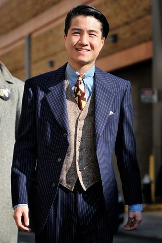 Come indossare e abbinare una cravatta stampata bordeaux: Scegli un abito a righe verticali blu scuro e una cravatta stampata bordeaux per una silhouette classica e raffinata