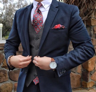Come indossare e abbinare una cravatta stampata bordeaux quando fa caldo in modo formale: Vestiti con un abito blu scuro e una cravatta stampata bordeaux per un look elegante e di classe.