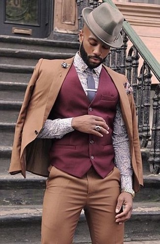 Come indossare e abbinare una camicia viola melanzana: Prova a combinare una camicia viola melanzana con un abito marrone chiaro come un vero gentiluomo.