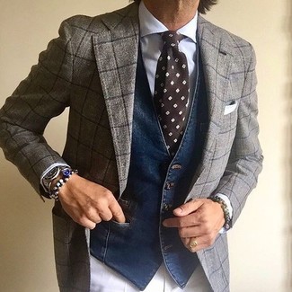 Come indossare e abbinare una cravatta stampata marrone quando fa caldo in modo formale: Prova ad abbinare un abito di lana a quadri grigio con una cravatta stampata marrone per una silhouette classica e raffinata