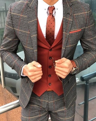 Come indossare e abbinare un gilet arancione in autunno 2024: Abbina un gilet arancione con un abito scozzese grigio per un look elegante e alla moda. Una buona scelta per le temperature autunnali!