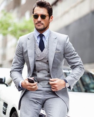 Quale abito indossare con un gilet grigio in estate 2024: Scegli un abito e un gilet grigio come un vero gentiluomo. È stupenda scelta per per vestirsi alla moda durante la stagione calda!