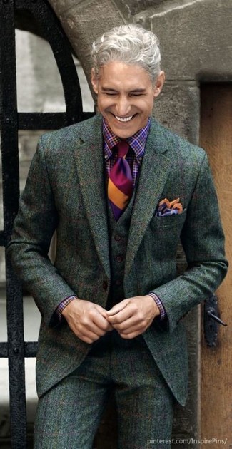 Come indossare e abbinare una cravatta a righe verticali viola: Scegli un abito di lana a quadri verde scuro e una cravatta a righe verticali viola per essere sofisticato e di classe.