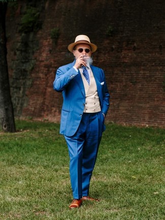 Quale scarpe oxford indossare con un abito blu per un uomo di 40 anni: Prova ad abbinare un abito blu con un gilet beige per un look elegante e alla moda. Per un look più rilassato, prova con un paio di scarpe oxford.