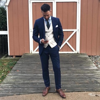 Come indossare e abbinare un gilet con scarpe oxford per un uomo di 30 anni: Abbina un gilet con un abito blu scuro come un vero gentiluomo. Per un look più rilassato, scegli un paio di scarpe oxford come calzature.