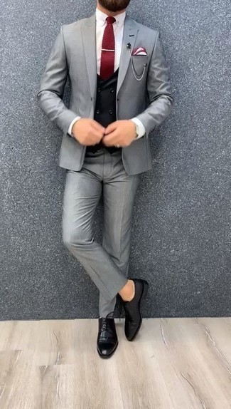 Quale gilet indossare con un abito grigio scuro in modo formale: Abbina un abito grigio scuro con un gilet per un look elegante e alla moda. Per un look più rilassato, calza un paio di scarpe derby in pelle nere.