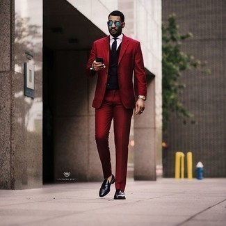 Quale gilet indossare con mocassini eleganti neri per un uomo di 30 anni: Combina un gilet con un abito rosso come un vero gentiluomo. Per un look più rilassato, mettiti un paio di mocassini eleganti neri.