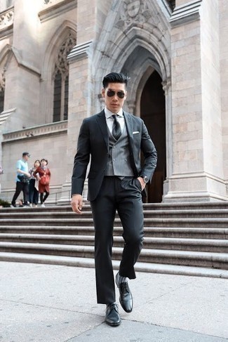 Come indossare e abbinare una cravatta nera per un uomo di 20 anni in modo formale: Potresti combinare un abito grigio scuro con una cravatta nera per una silhouette classica e raffinata Abbina questi abiti a un paio di scarpe derby in pelle nere.