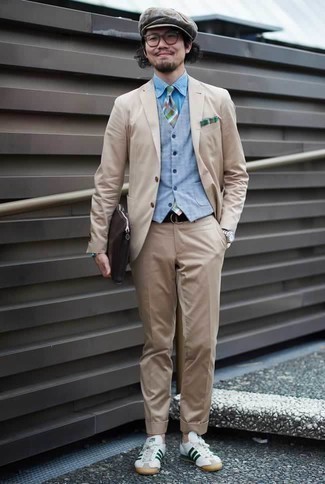 Quale gilet indossare con un abito beige: Mostra il tuo stile in un abito beige con un gilet come un vero gentiluomo. Mettiti un paio di sneakers basse in pelle bianche e verdi per un tocco più rilassato.