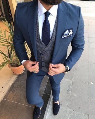Come indossare e abbinare un gilet grigio in modo formale: Indossa un gilet grigio con un abito blu per essere sofisticato e di classe. Calza un paio di mocassini con nappine in pelle scamosciata blu scuro per avere un aspetto più rilassato.
