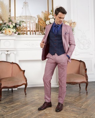 Come indossare e abbinare un gilet blu scuro per un uomo di 30 anni: Metti un gilet blu scuro e un abito rosa per un look elegante e di classe. Opta per un paio di scarpe brogue in pelle bordeaux per avere un aspetto più rilassato.